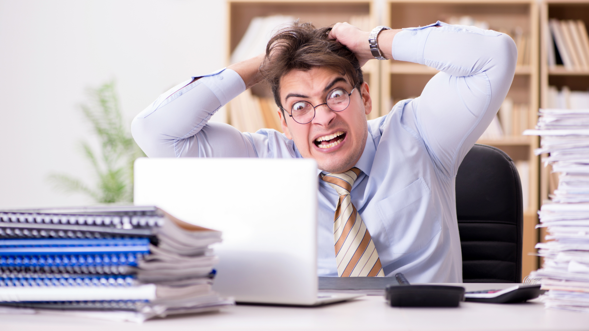 Uomo arrabbiato che gli strappò i capelli davanti al suo laptop
