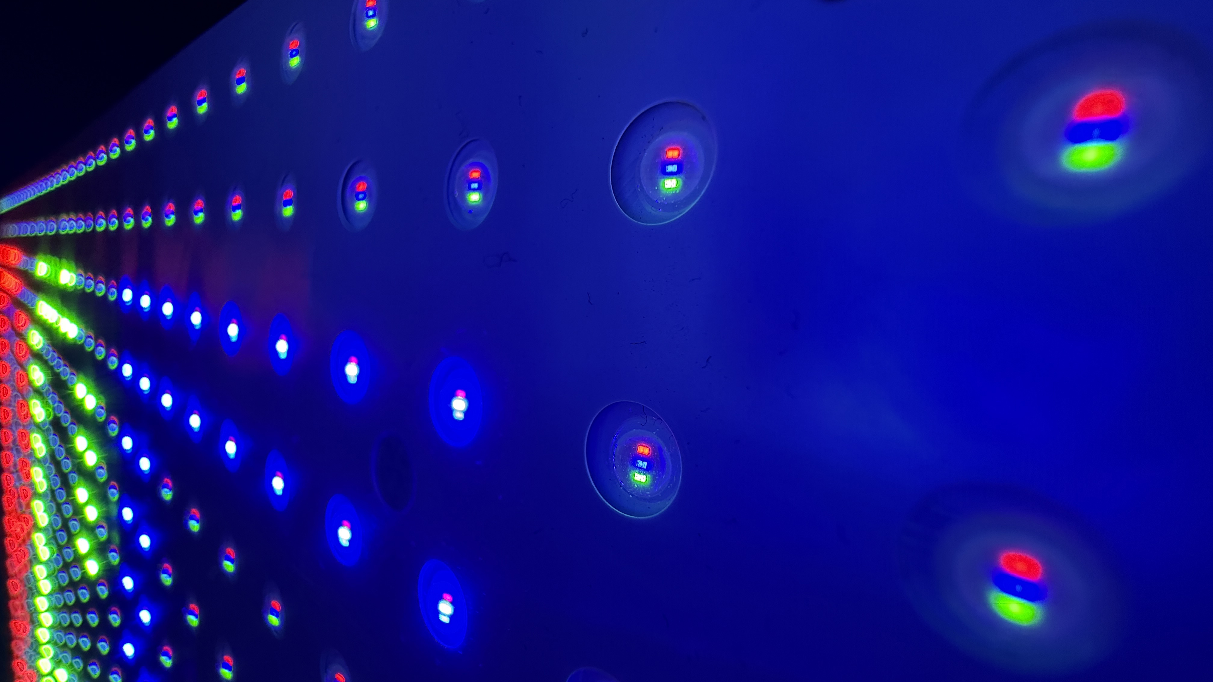 Eine Nahaufnahme einer RGB-Mini-Einheit aus einer RGB-TV-Hintergrundbeleuchtung, die die einzelnen rot, grünen und blauen Subpixel zeigt