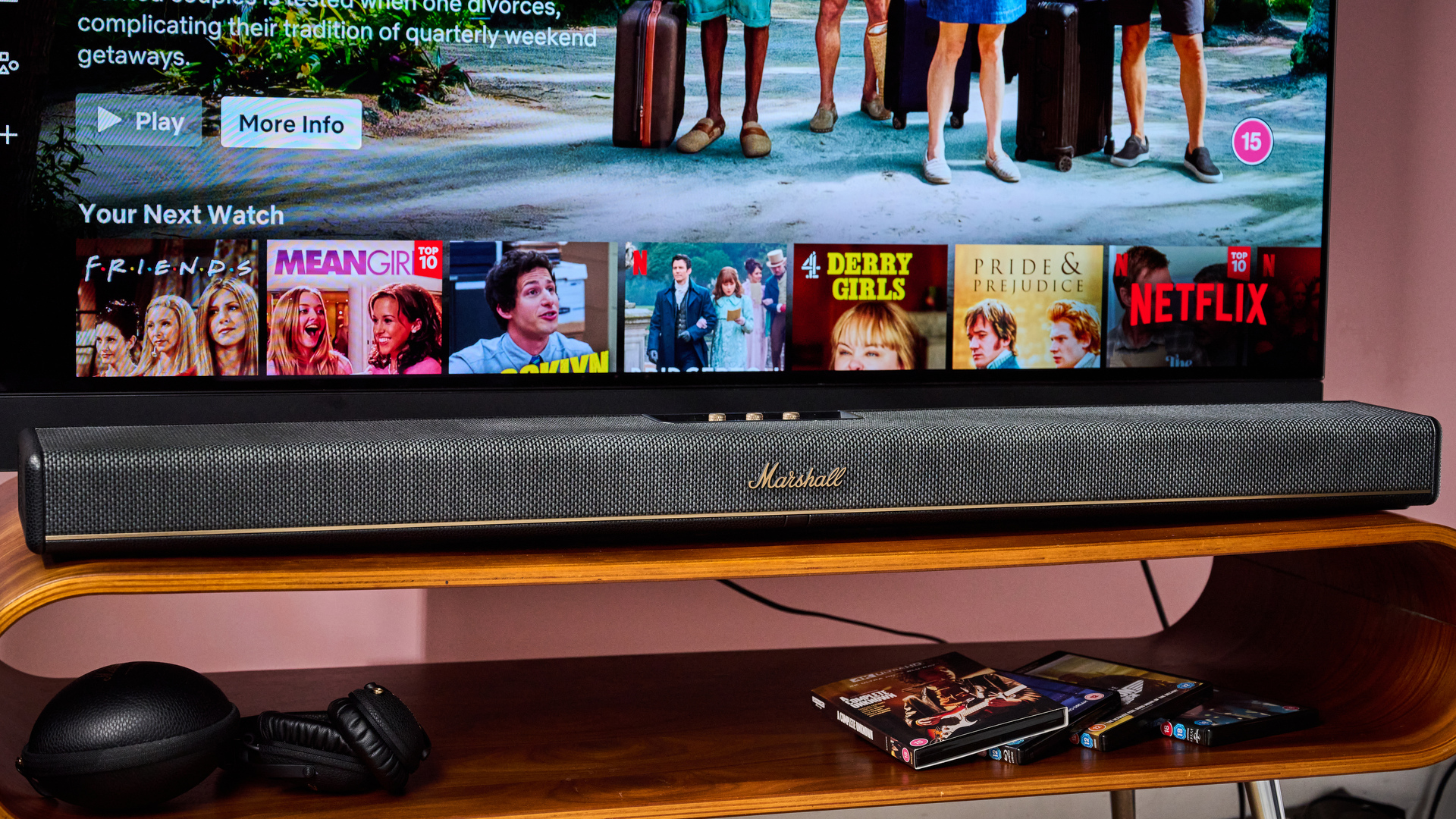 Marshall Heston 120 unter dem Fernsehen mit Marshall-Kopfhörern und 4K UHD-Blu-Rays darunter