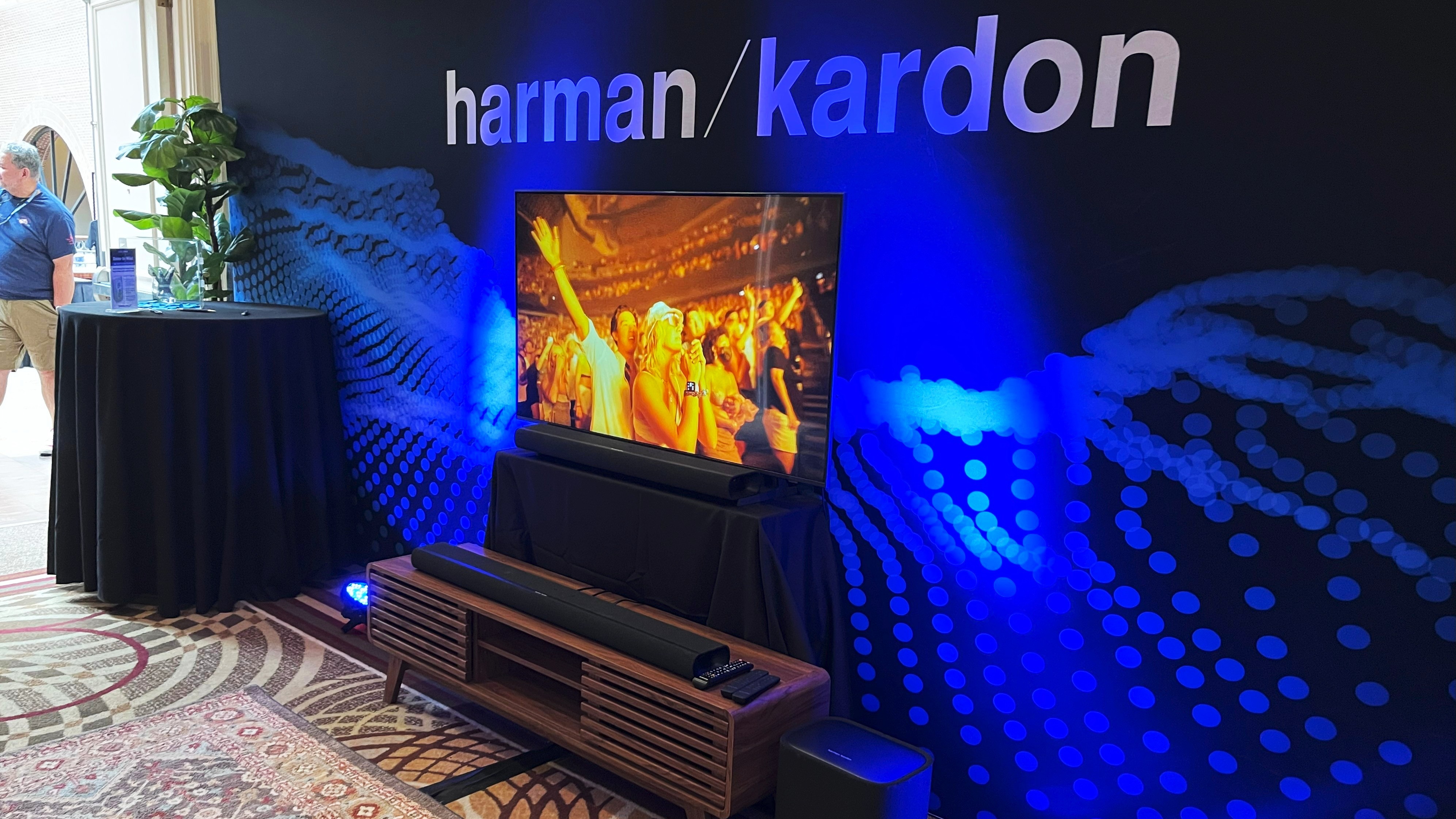 Harmon Kardon Enchant 1100 Soundbar im Regal mit Enchant Subwoofer