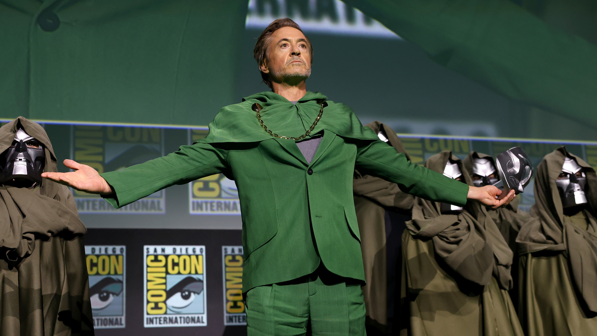 Robert Downey Jr, San Diego Comic-Con 2024'te mutlu bir kalabalığa doktor Doom olarak ortaya çıkıyor