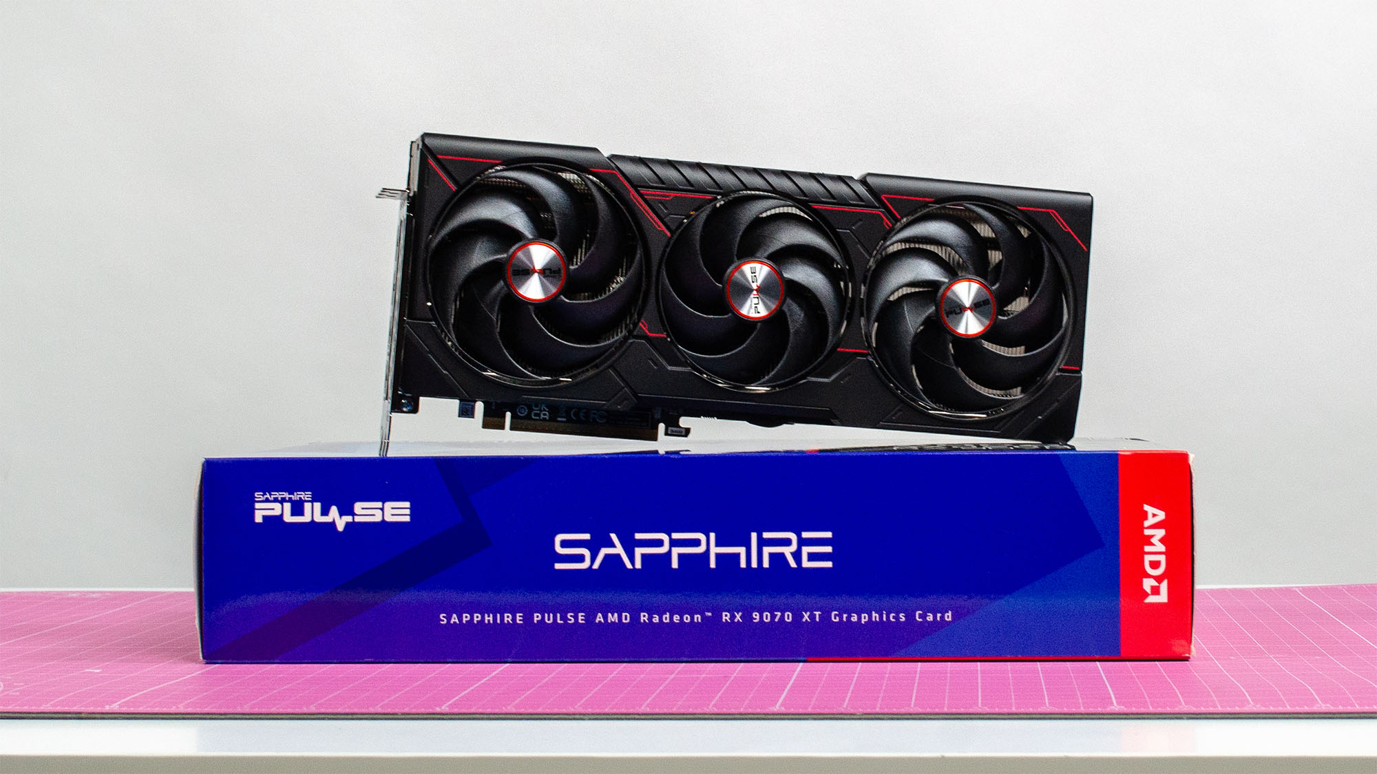 由Sapphire在零售包装的桌子上制造的AMD Radeon RX 9070 XT