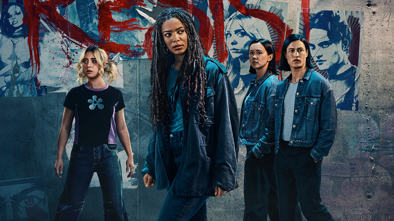 ภาพหน้าจอของศิลปะสำคัญอย่างเป็นทางการสำหรับ Gen V Season 2 ซึ่งแสดง Emma, ​​Marie และ Jordan ยืนอยู่หน้าผนังที่เต็มไปด้วยกราฟฟิตี
