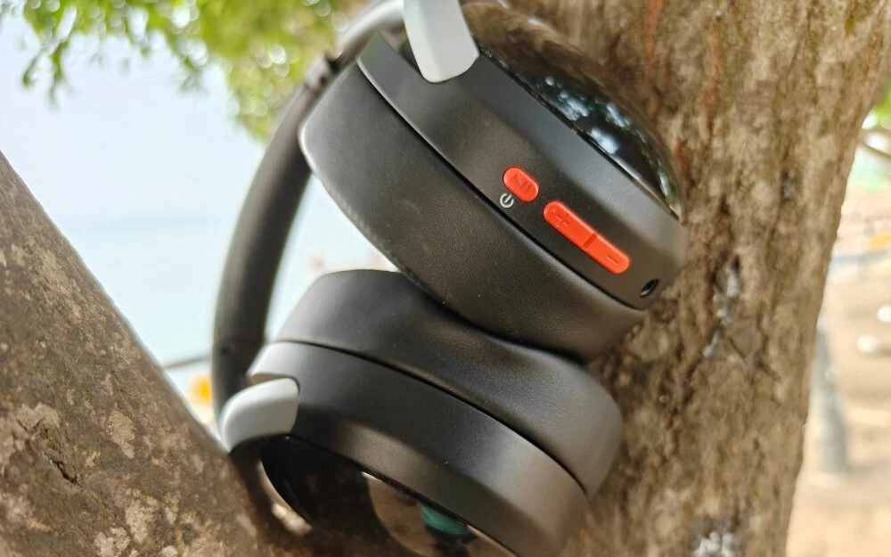 goboult mustang thunder is a wireless over-ear headphone