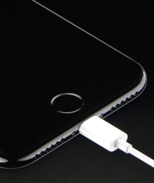 將充電器連接到 iPhone