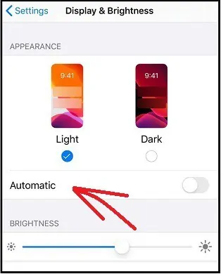 自動選項卡可在 iPhone 上自動啟用暗模式