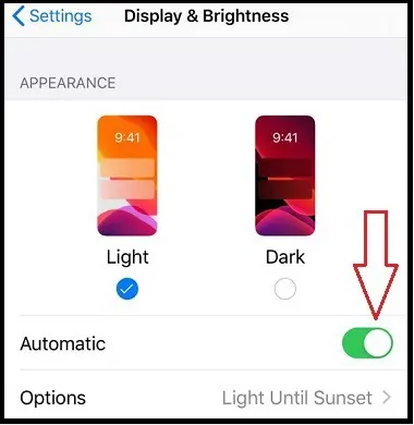 選擇自動選項以在日落後自動在 iPhone 上打開暗模式