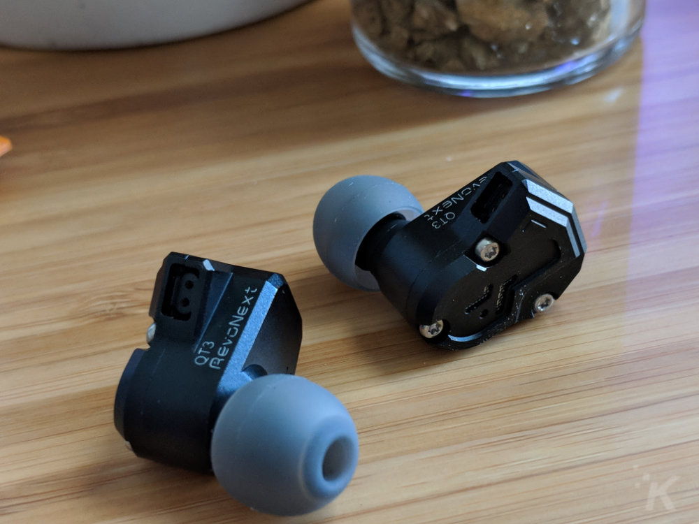 auricolari revonext qt3 sulla scrivania