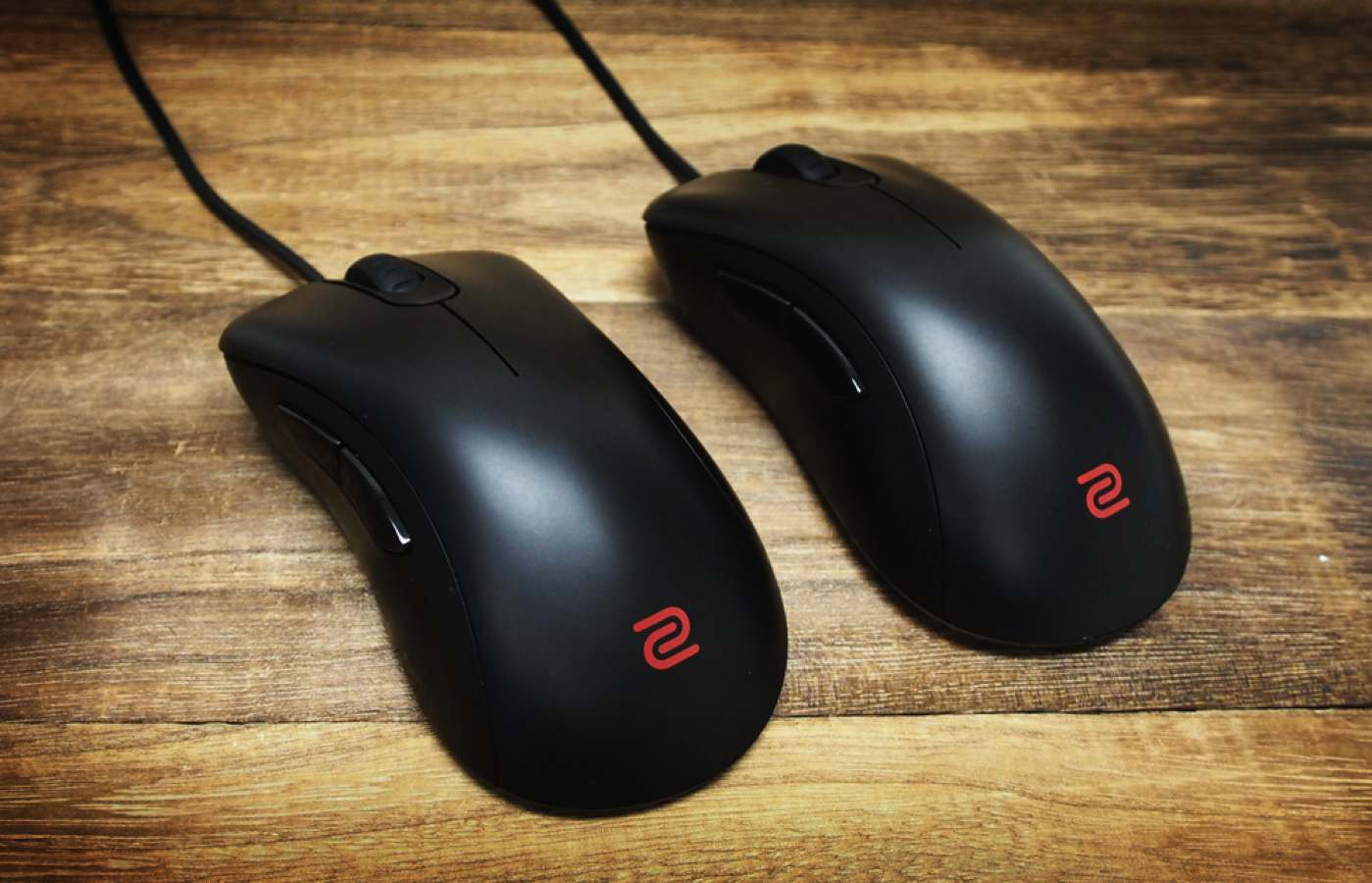 硬木地板上的兩個 Benq zowie 遊戲鼠標