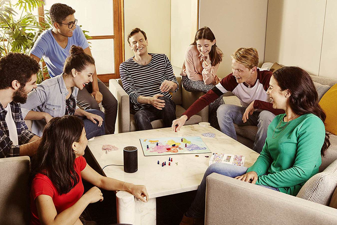 在羅馬棋盤遊戲中,房間裡的人在玩原聲