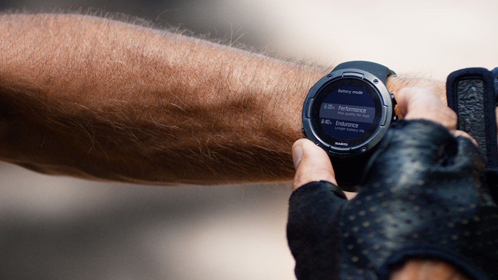 suunto gps 手表在手腕上