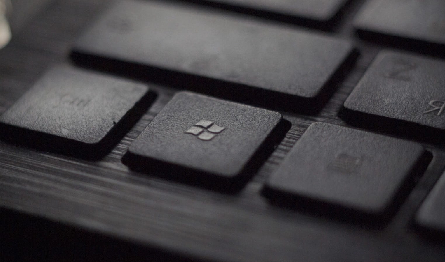 logotipo da microsoft encontrado no teclado preto