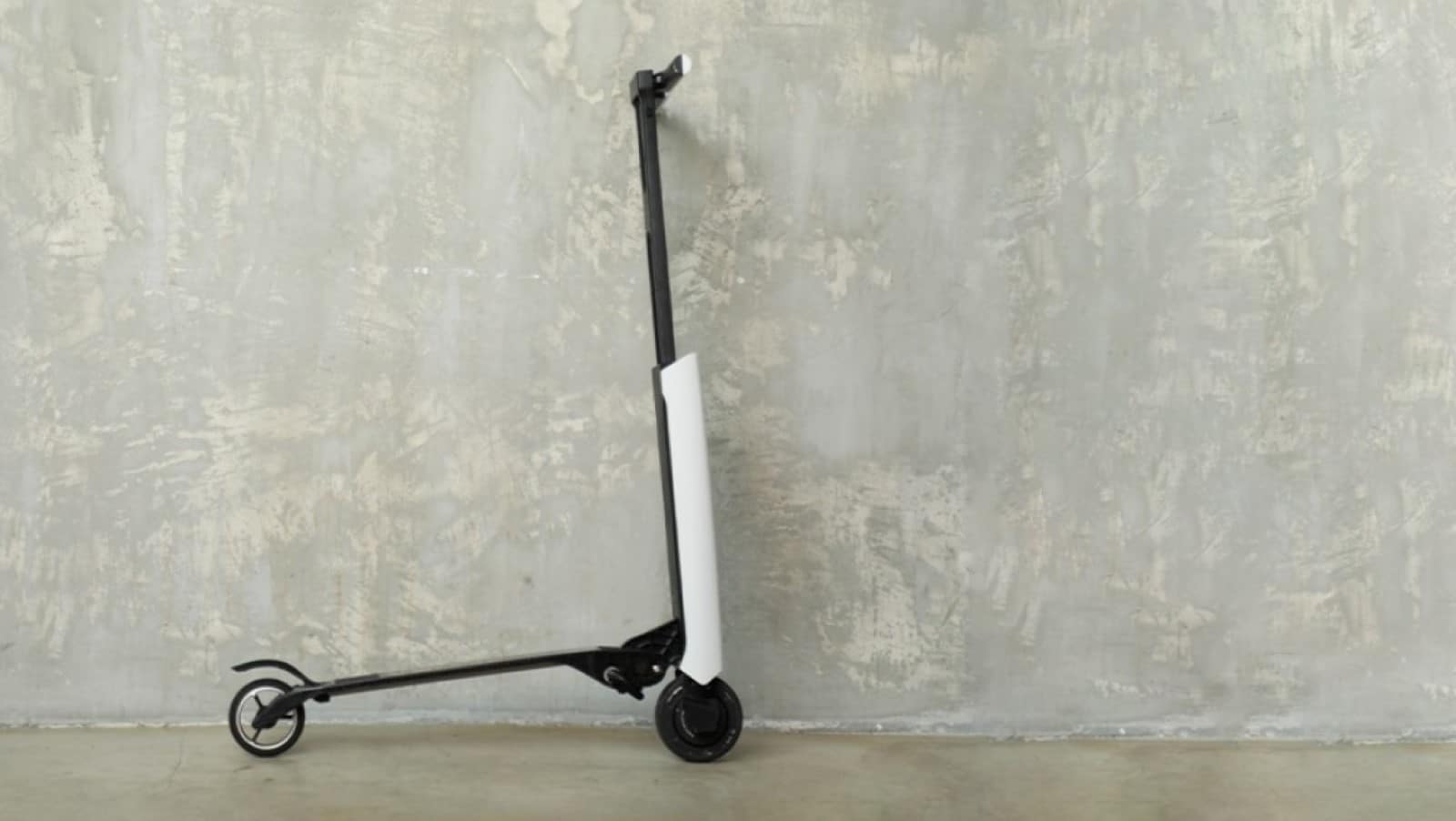 scooter blanco contra pared crowdfunding