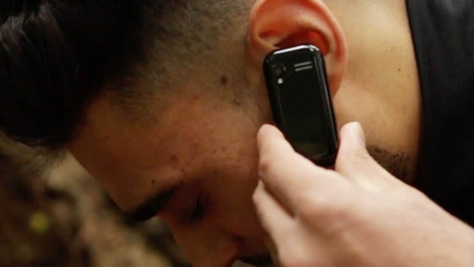 Campaña de crowdfunding con un pequeño teléfono en la oreja