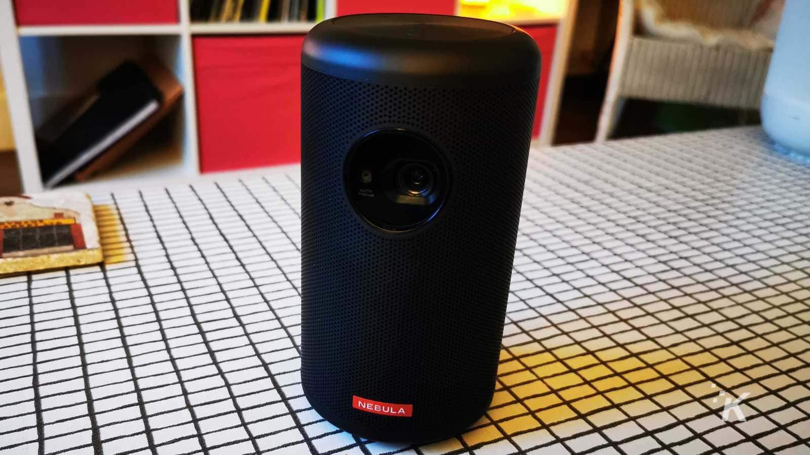 桌上的星云扬声器