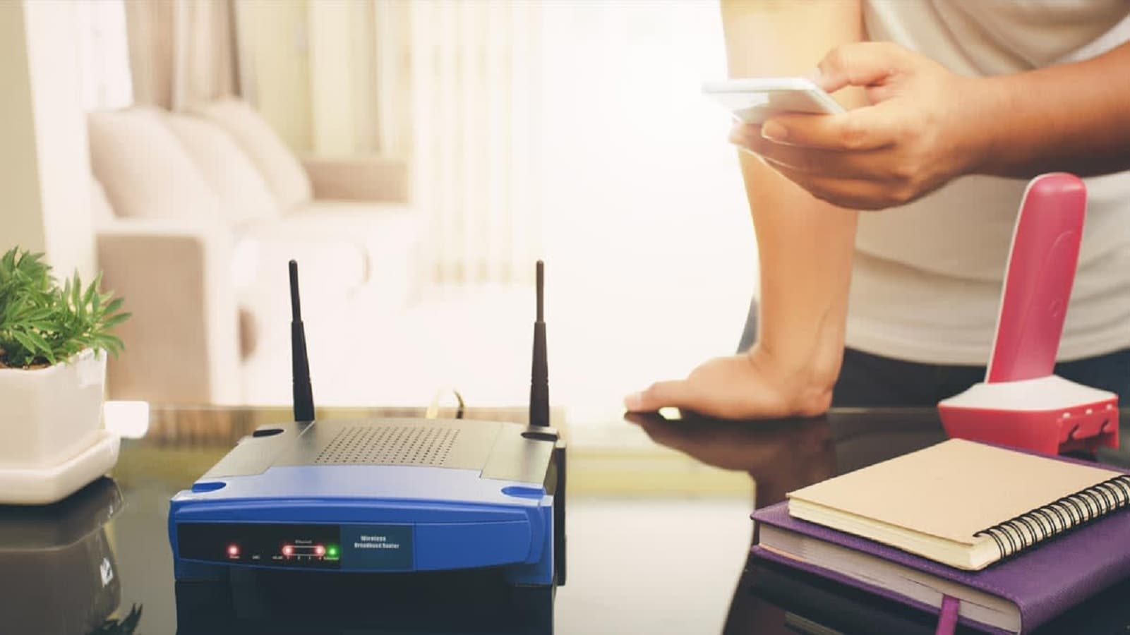 桌子上不起眼的 wifi 路由器