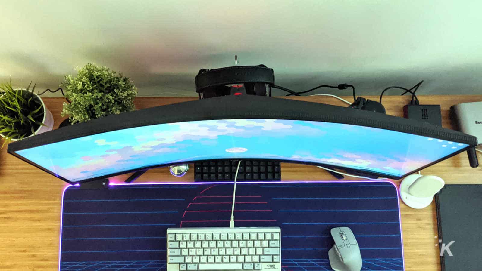 Monitor EDG34S sobre mesa