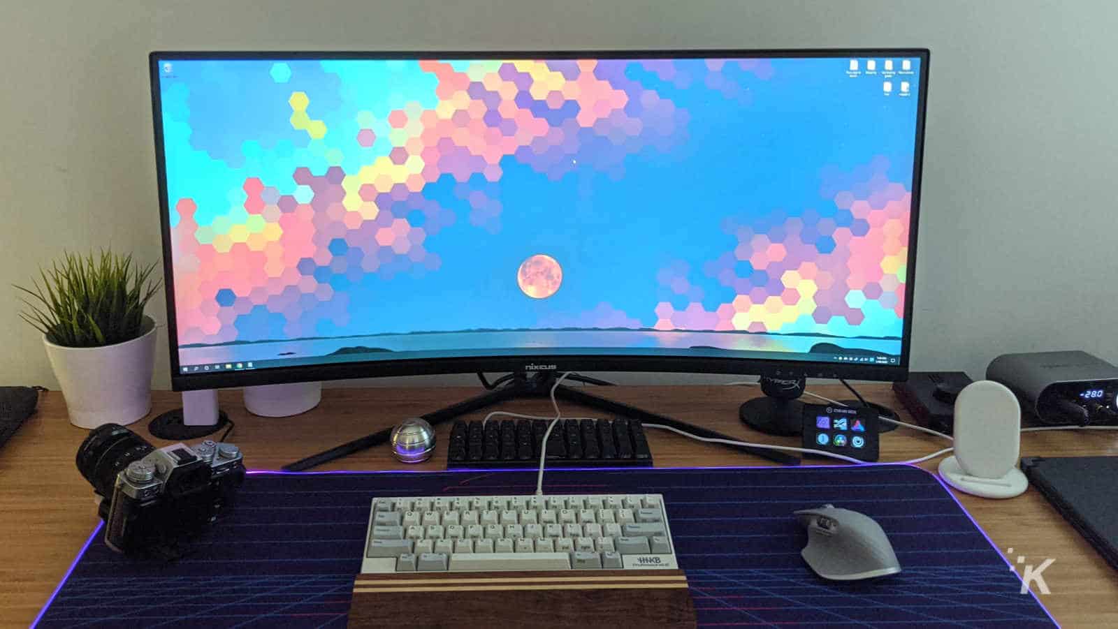 monitor nixeus EDG34S sobre mesa