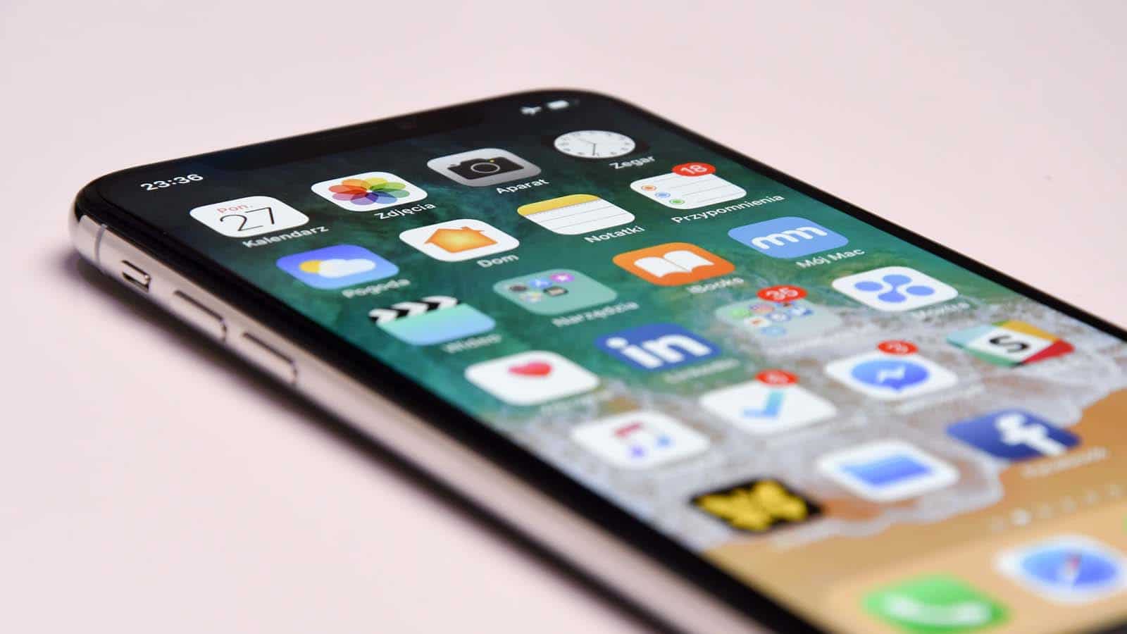 uygulamaları masada gösteren elma iphone
