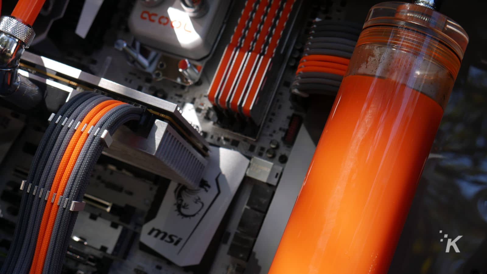 كابلات psu مخصصة بأكمام كاملة في جهاز كمبيوتر مبرد بالماء