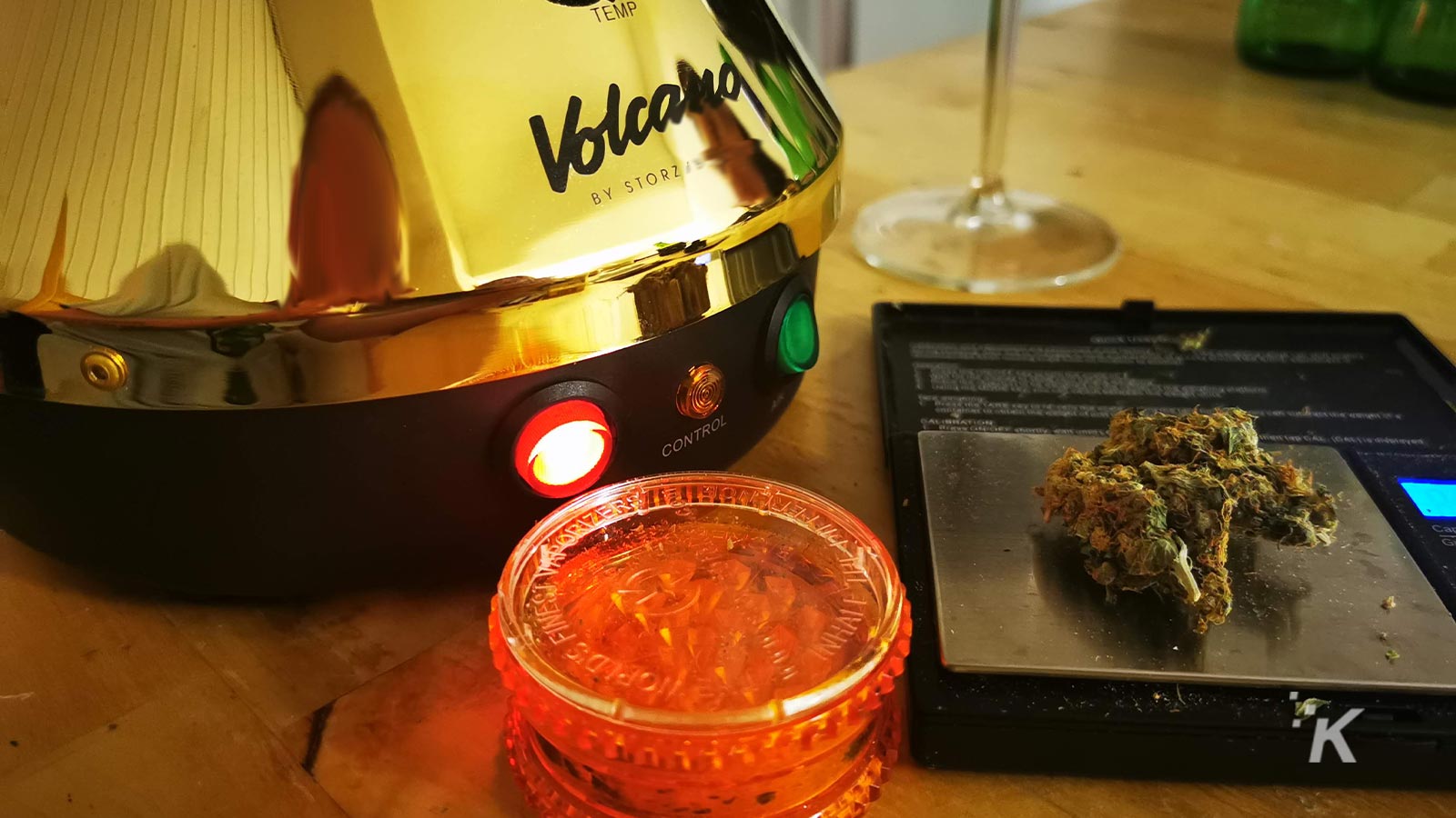 vulcano con macina e erba