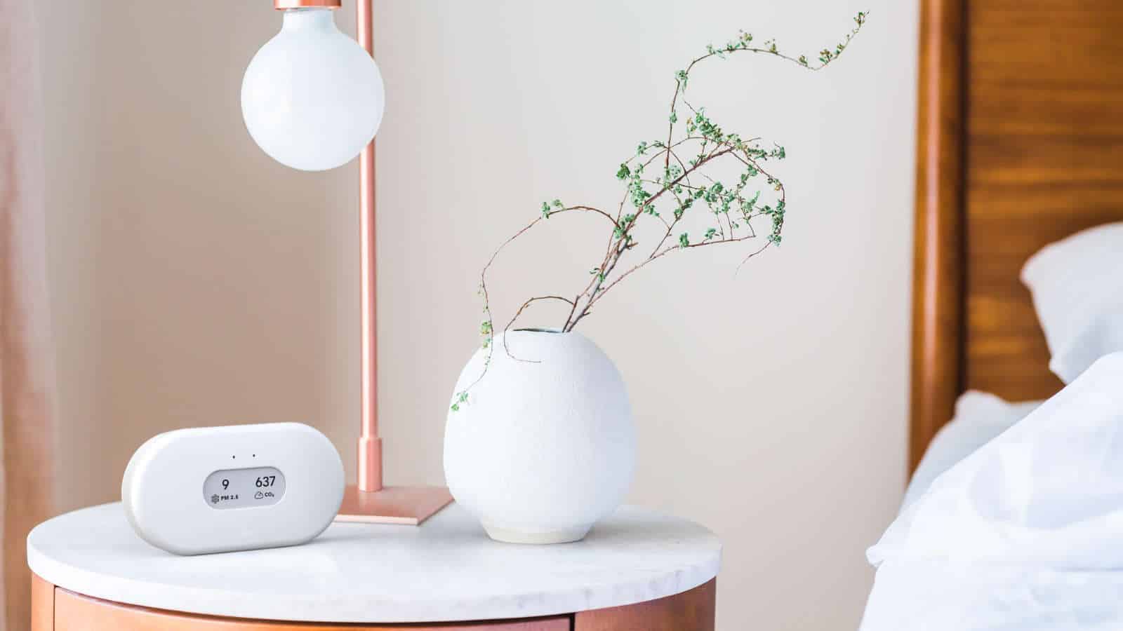 pemandangan airthings plus di meja samping tempat tidur