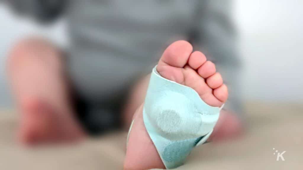 kaus kaki pintar owlet di kaki bayi