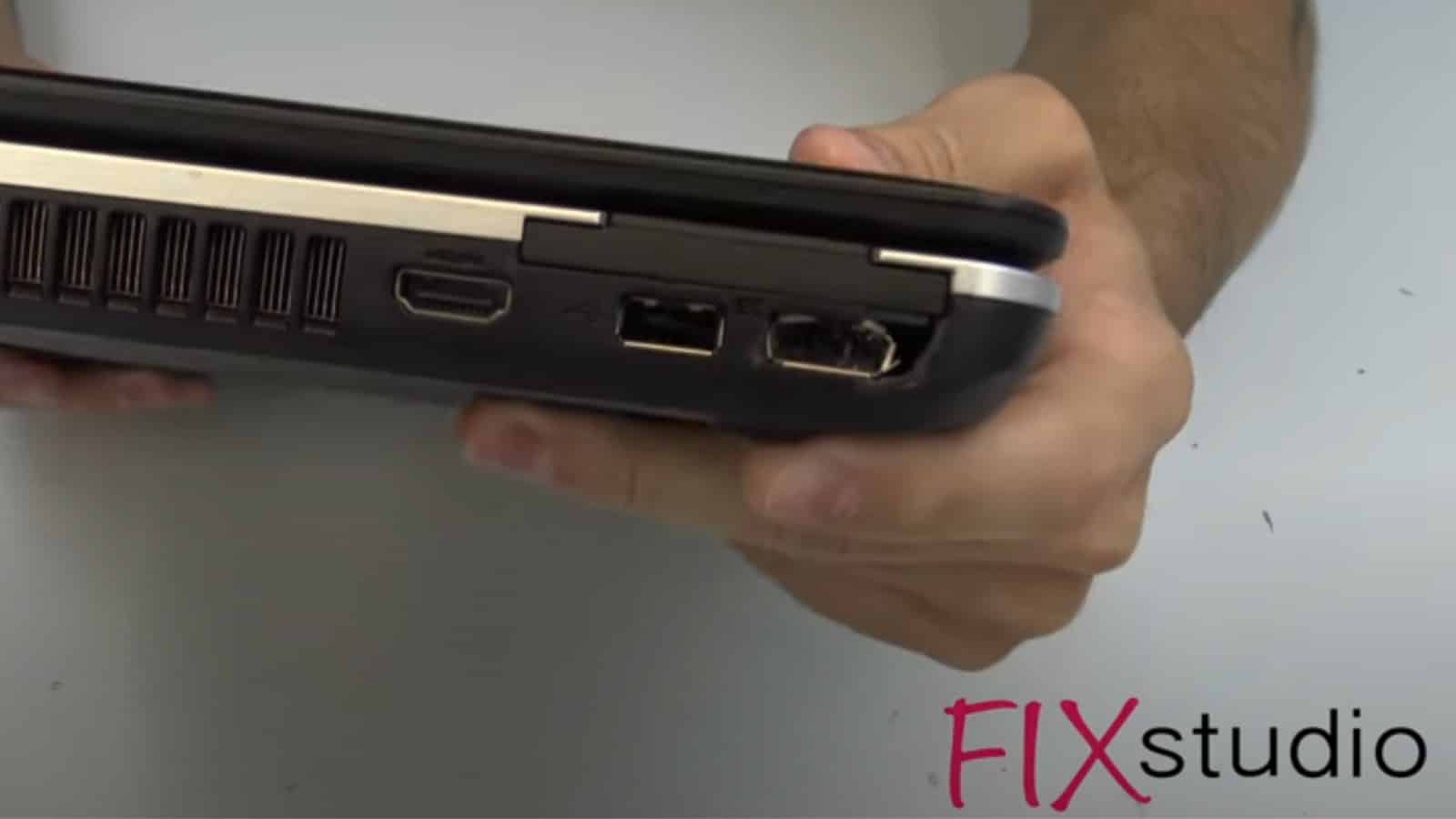 profilul lateral al unui laptop cu un port USB vizibil spart