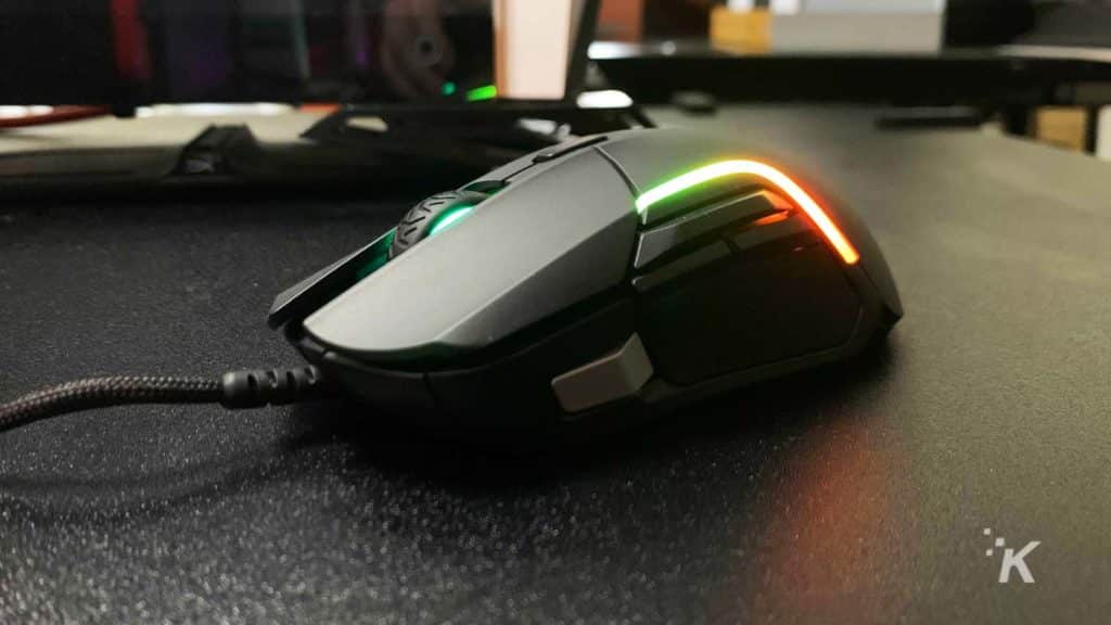 mouse gaming di atas meja