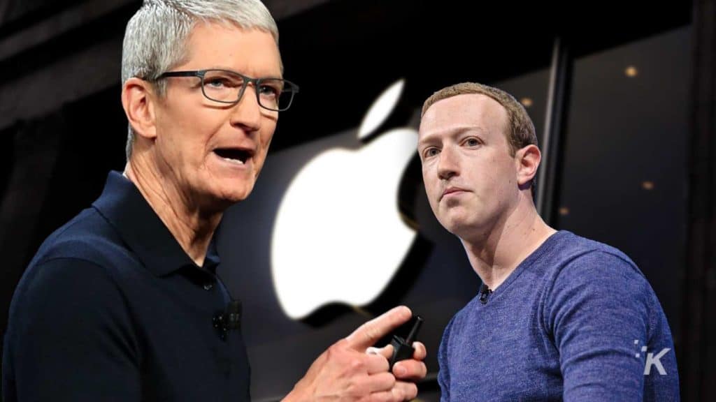 Tim Cook e Mark Zuckerberg davanti al logo della mela