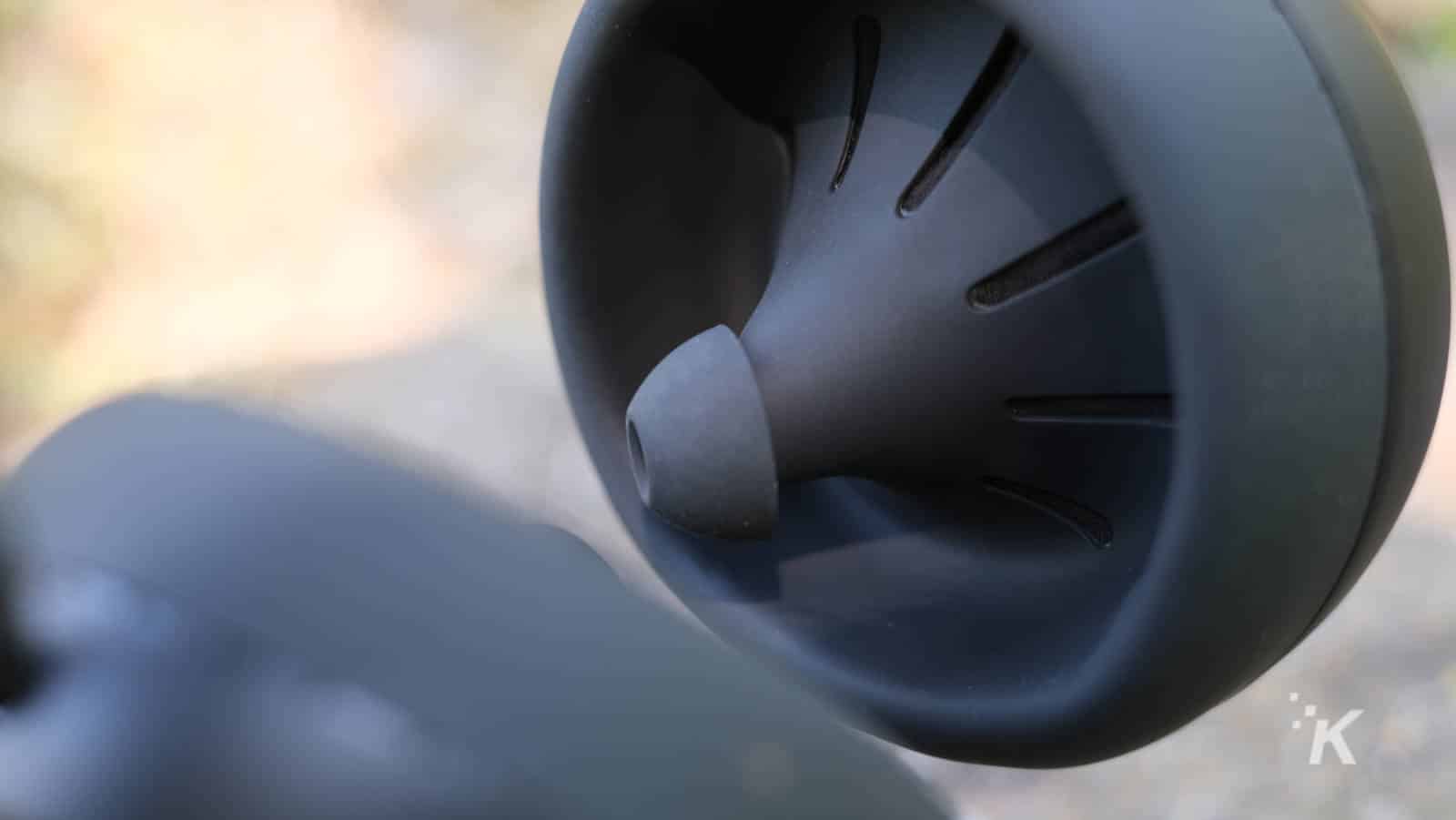 nuraphone che mostra gli elementi interni all'interno del padiglione