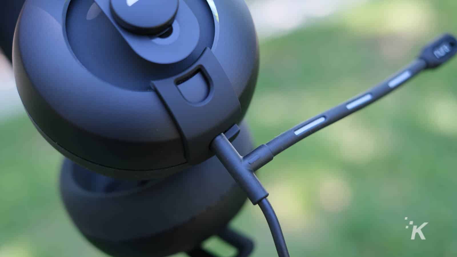 nuraphone che mostra la clip di ritenzione del microfono da gioco