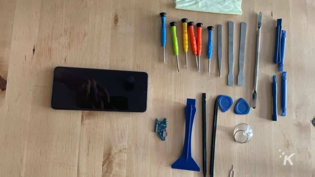 strumenti per sostituire la porta di ricarica nello smartphone
