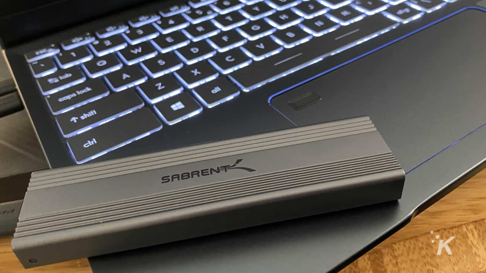 노트북의 sabrent nvme 외부 인클로저