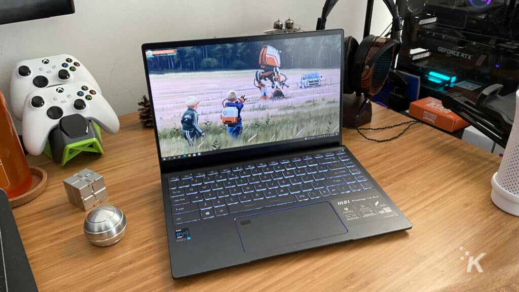 msi prestige 14 deschis pe birou