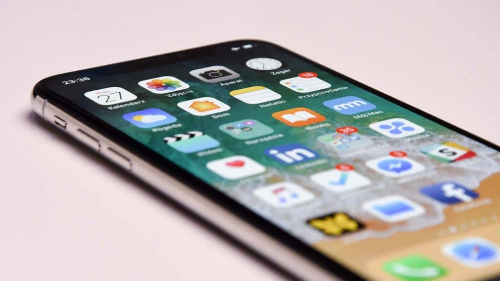 ios apple iphone mostrando aplicaciones y conexión wifi