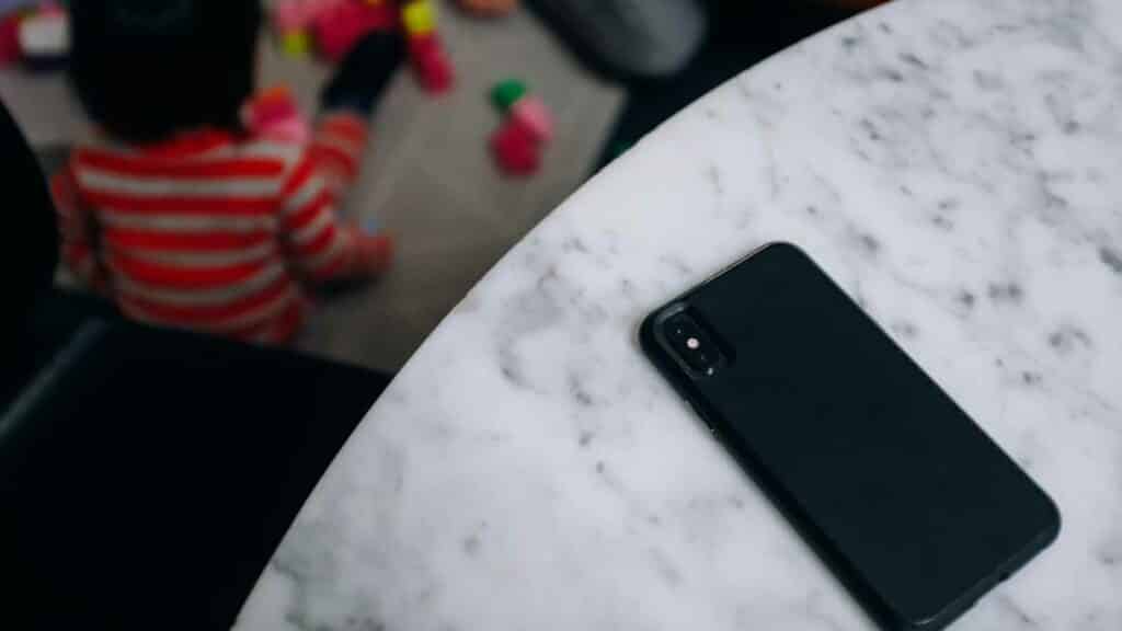 iphone en la mesa