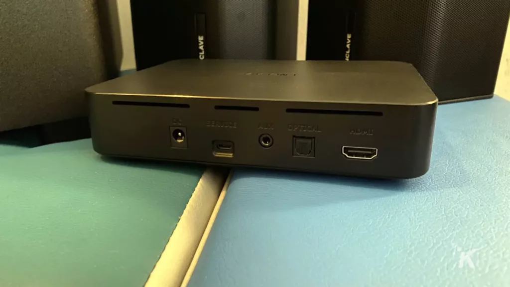 enclave cinehome 2, задняя часть CineHub, показаны соединения