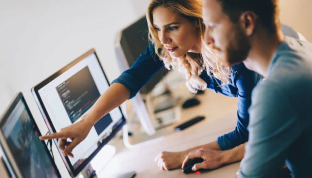 persona del software per ufficio che si appoggia ad aiutare qualcuno a programmare
