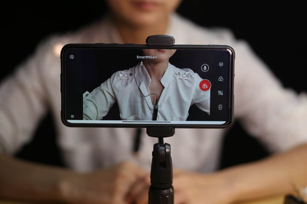 persona grabando un video frente a un smartphone con SmartMike
