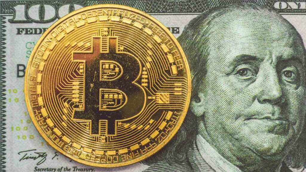 bitcoin และธนบัตร 100 ดอลลาร์