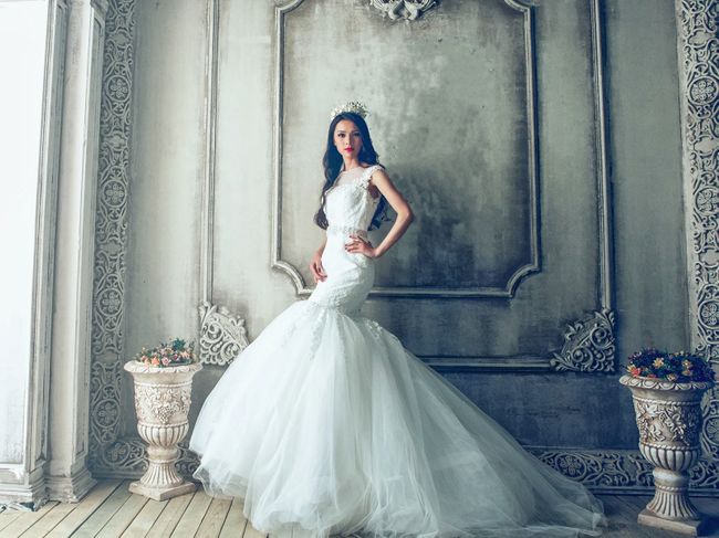 性感曲线和婚纱?当美人鱼风格时完美搭配。