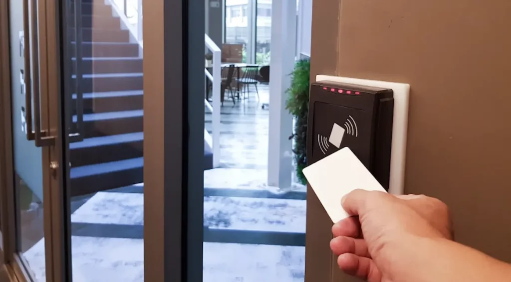 jemand, der eine RFID-Schlosstür öffnet