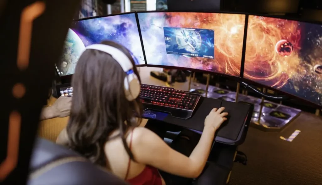 Frau spielt Videospiele auf einem riesigen Monitor
