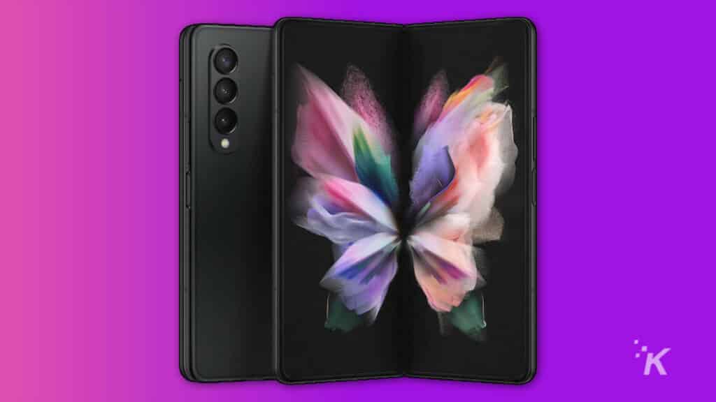 samsung galaxy z fold 3 słuchawki na fioletowym tle