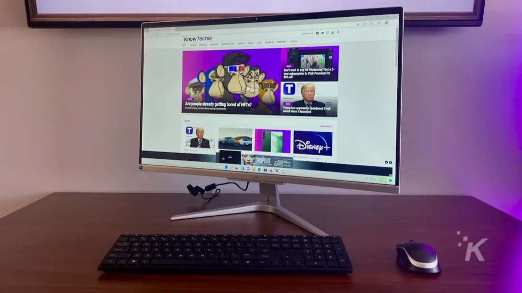 PC acer aspire pe birou cu tastatură și mouse