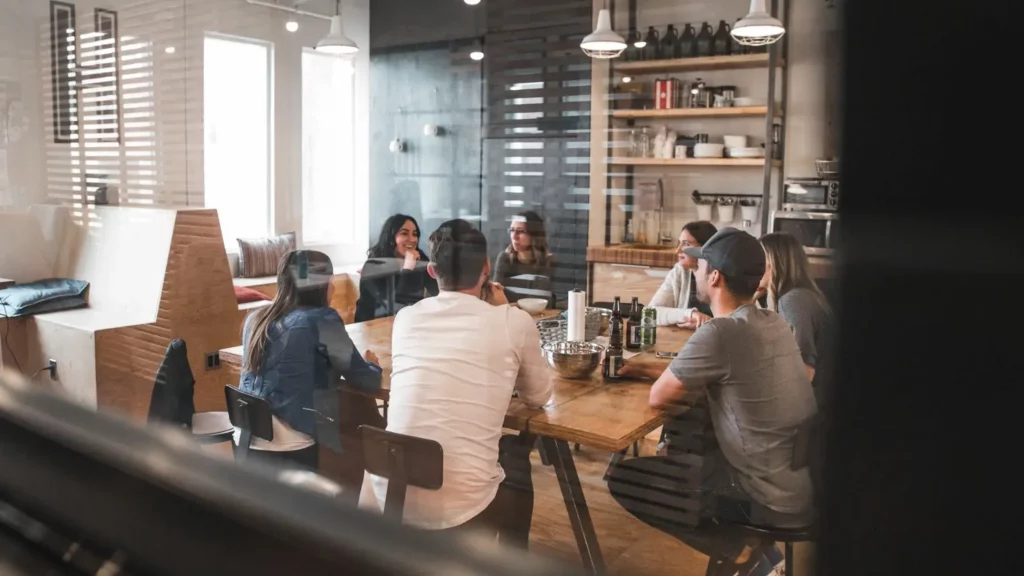 Mitarbeiterversammlung in einem Büro