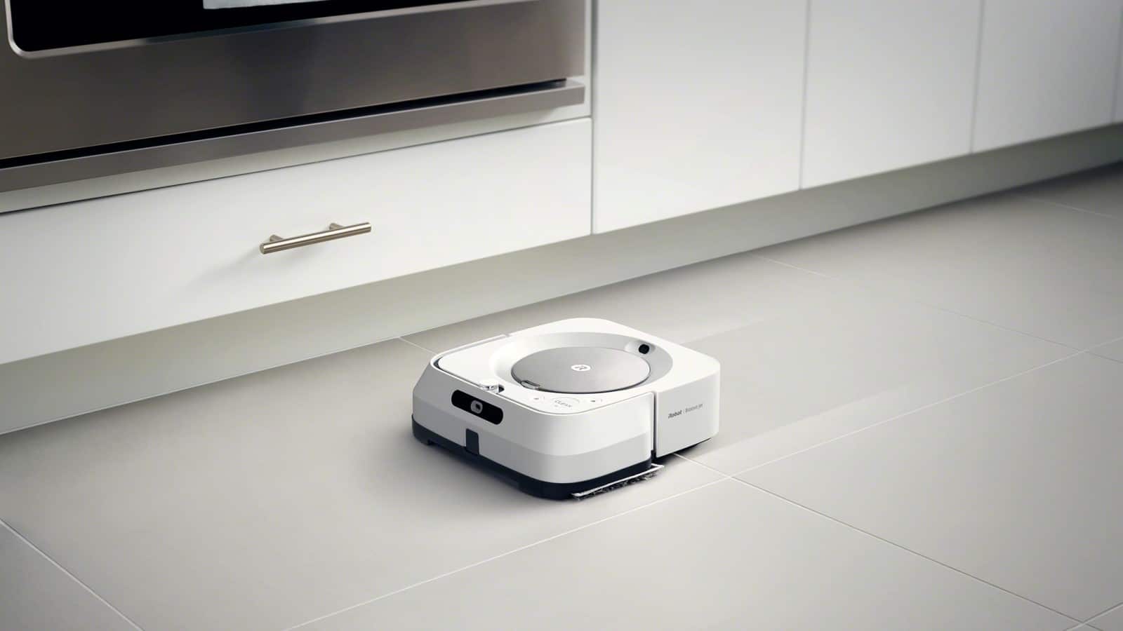 robot fregona braava m6 limpiando el suelo de una cocina
