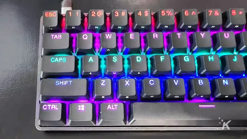 RGB カラーを表示する steelseries のキーボード