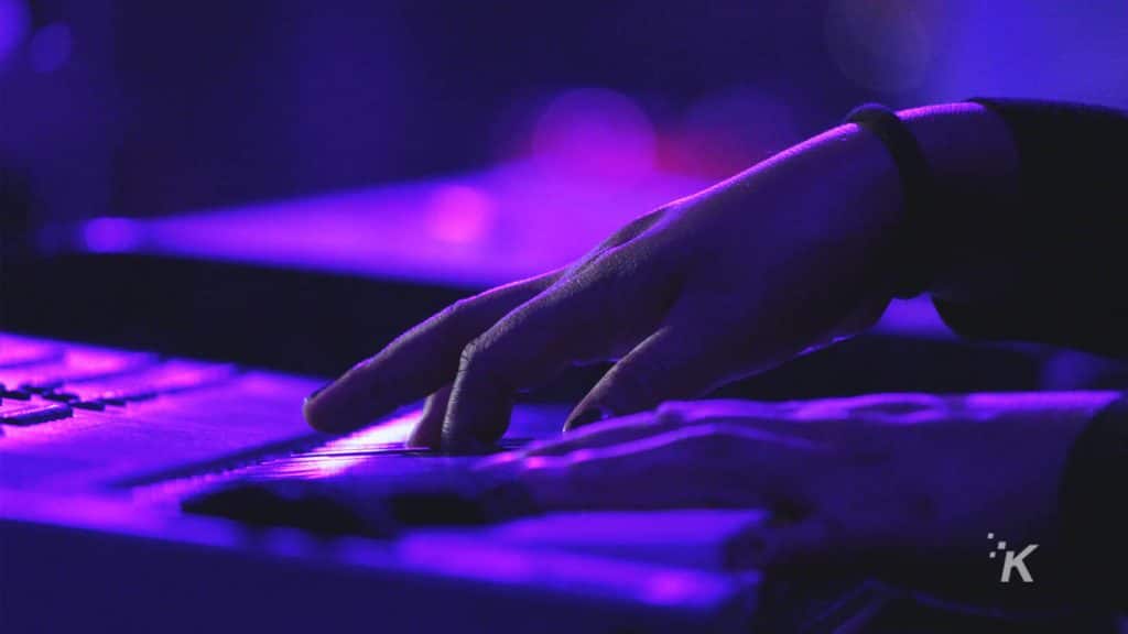 musisi memainkan keyboard